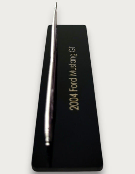 2004 Ford Mustang GT (1) Metal Araba Duvar Sanatı, Renkli 2D Pres Döküm Araba Dekoru, Siluet Metal Duvar Sanatı, Araba Severler İçin Hediye, Ayrıntılı Renkli Metal Araba