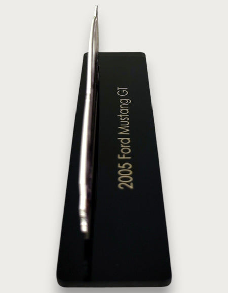 2005 Ford Mustang GT (1) Metal Araba Duvar Sanatı, Renkli 2D Pres Döküm Araba Dekoru, Siluet Metal Duvar Sanatı, Araba Severler İçin Hediye, Ayrıntılı Renkli Metal Araba