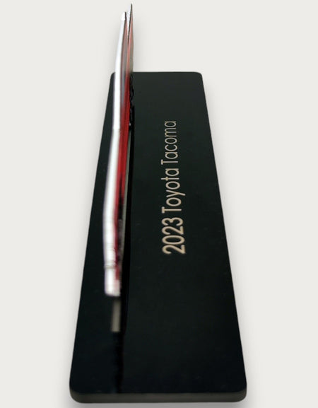 2023 Toyota Tacoma (1) Metal Araba Duvar Sanatı, Renkli 2D Pres Döküm Araba Dekoru, Siluet Metal Duvar Sanatı, Araba Severler İçin Hediye, Ayrıntılı Renkli Metal Araba