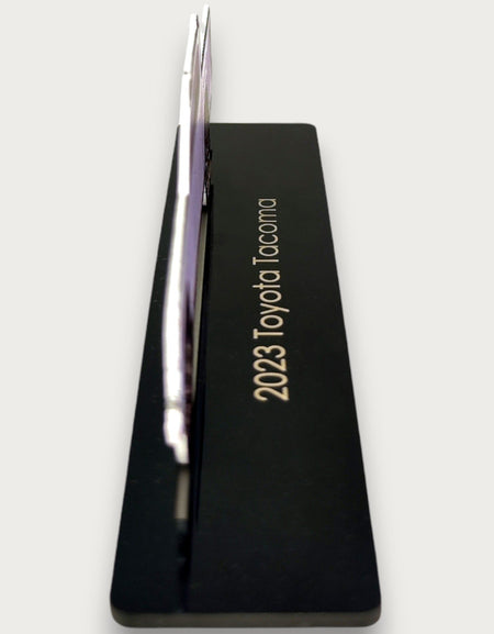 2023 Toyota Tacoma (2) Metal Araba Duvar Sanatı, Renkli 2D Pres Döküm Araba Dekoru, Siluet Metal Duvar Sanatı, Araba Severler İçin Hediye, Ayrıntılı Renkli Metal Araba