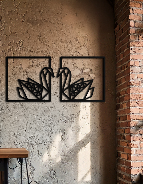 Resmi Galeri görüntüleyicisine yükleyin, Origami Kuğu Çift Metal Duvar Sanatı – Modern İç Mekanlar İçin Geometrik Aynalı Kuğu Tasarımı- KAF581
