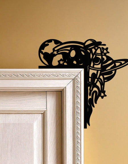 Uzay Temalı Roket ve Gezegenler Metal Kapı Köşe Dekoru – Çocuk Odası Kozmik Duvar Sanatı-KAF607