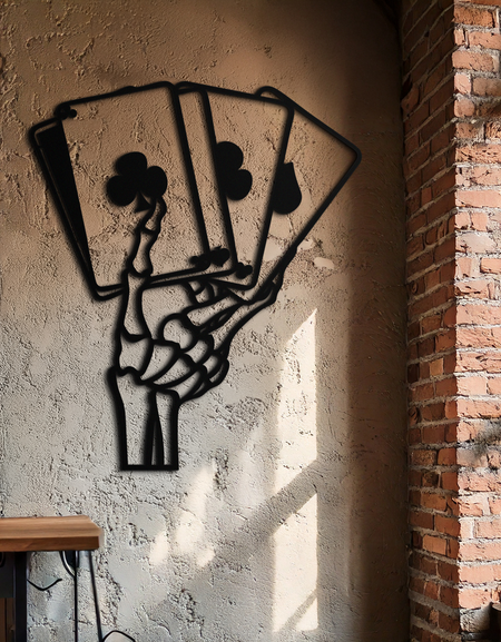 İskelet El Tutan Oyun Kartları Metal Duvar Sanatı – Gotik Poker Odası Dekoru-KAF614