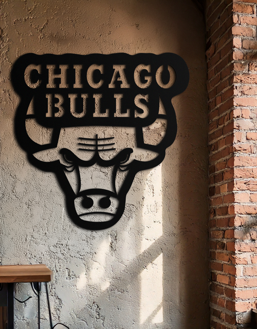 Resmi Galeri görüntüleyicisine yükleyin, Chicago Bulls Logo Metal Duvar Sanatı – Spor Hayranları için Simgesel NBA Takım Amblemi- KAF672
