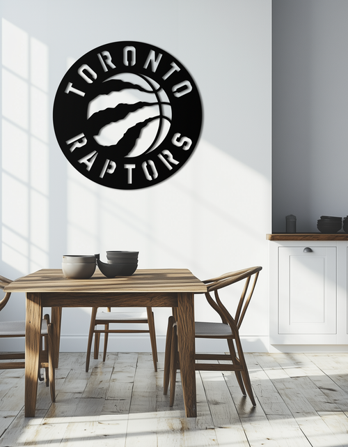 Resmi Galeri görüntüleyicisine yükleyin, Toronto Raptors Logo Metal Duvar Sanatı – Spor Hayranları İçin Cesur Basketbol Amblemi- KAF678
