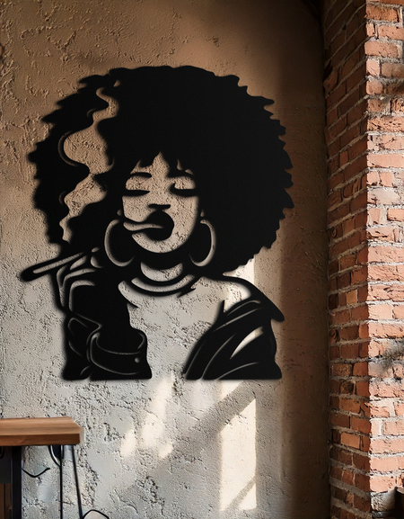 Afro Kadın Sigara İçen Silüet Metal Duvar Sanatı – Cesur Açıklama Dekoru- KAF701